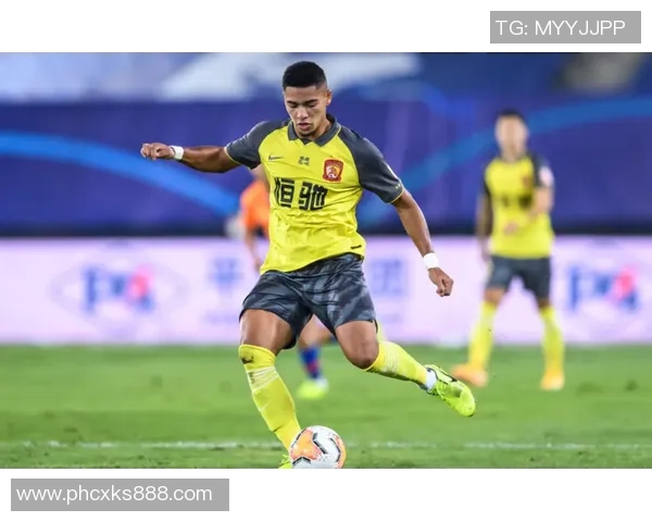 广州篮球队团队协作引发热议球迷对战术配合和球员默契提出不同看法